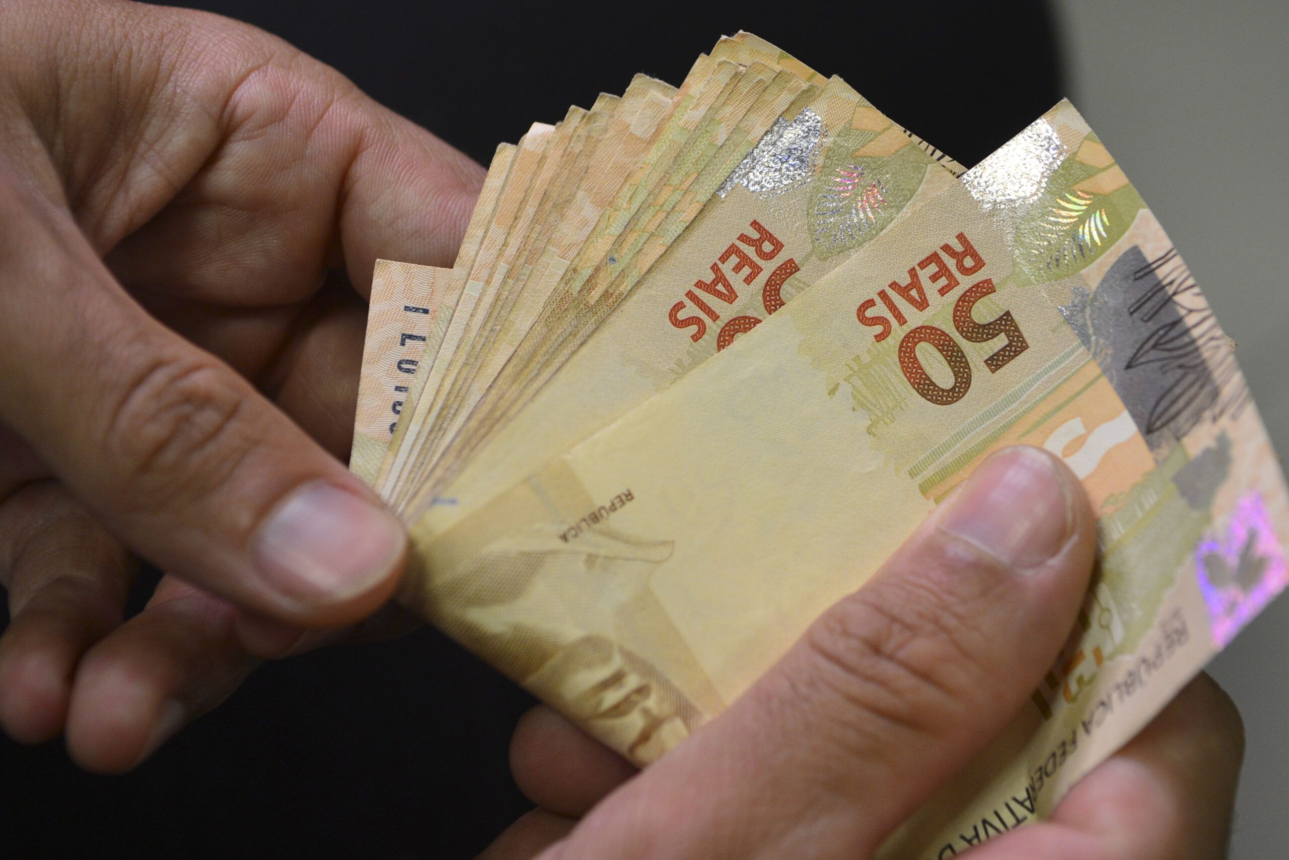 Segurados com NIS finais 4 e 9 recebem primeira parcela do 13º 